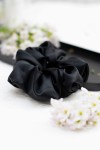 Gumka do włosów typu Scrunchie jedwabna w kolorze czarnym Notte