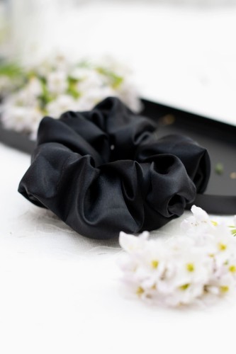 Scrunchie jedwabna w kolorze czarnym Notte