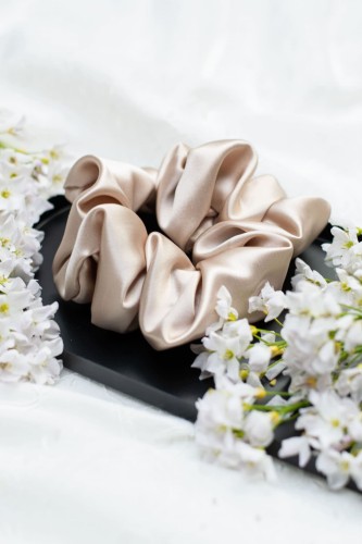 Scrunchie jedwabna w kolorze szampan Giorno