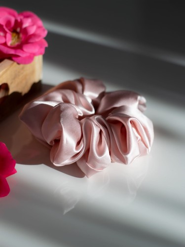 Scrunchie jedwabna w kolorze pudrowy róż Luna