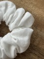 Gumka do włosów typu Scrunchie z lnu biel LINEN
