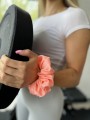 Gumka do włosów typu Scrunchie z lycry brzoskwiniowa FLUO